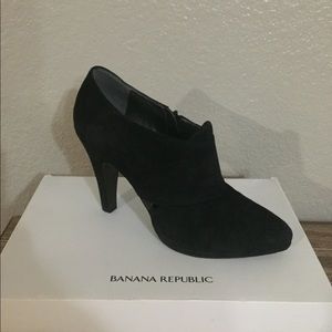 Banana bootie size 10 suede